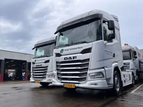 Ausgelieferter LKW DAF XF 480 FT an Barge Terminal Born